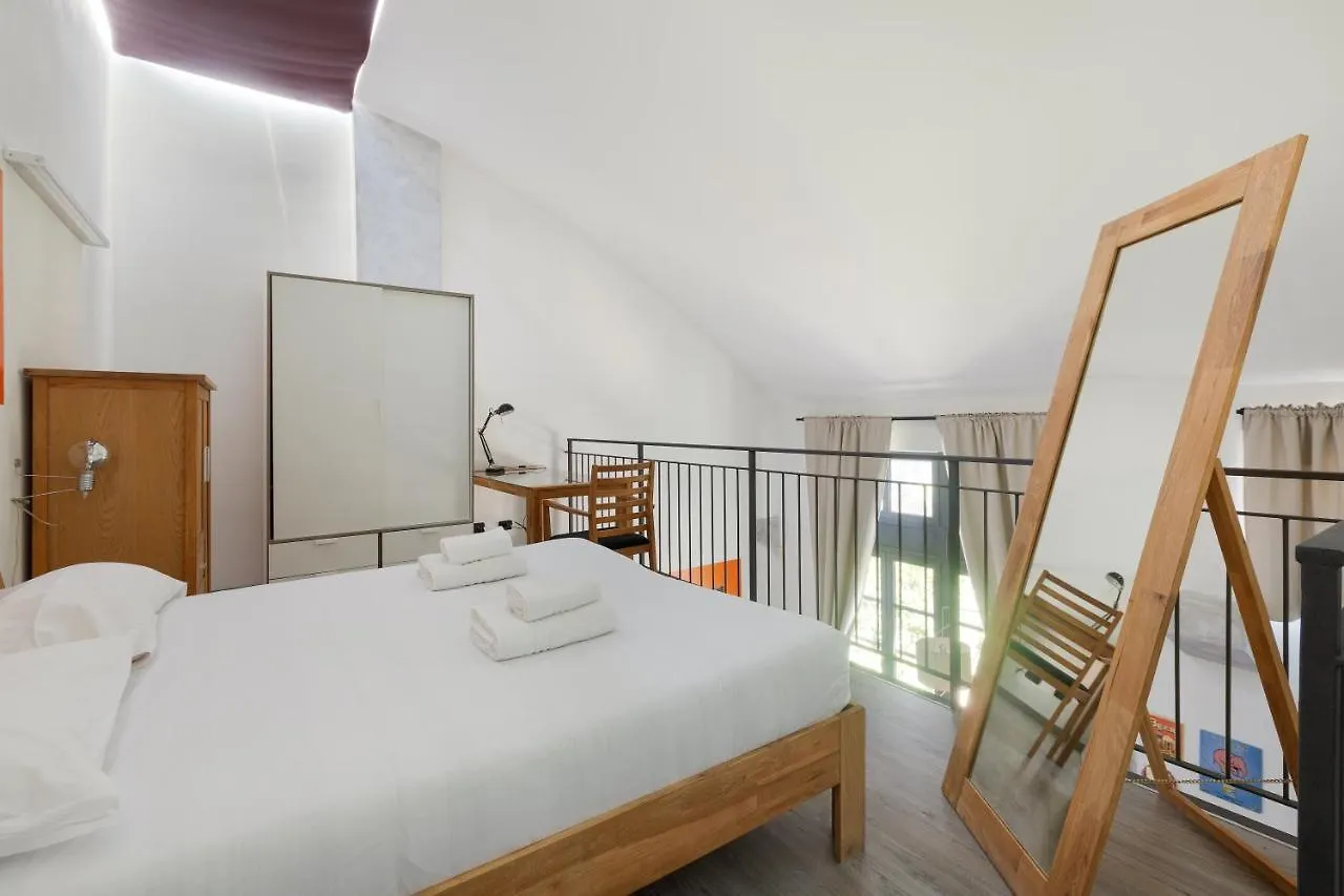 Guesthost - Milano Vigentino Loft With Terrace Apartment 0*, Milan